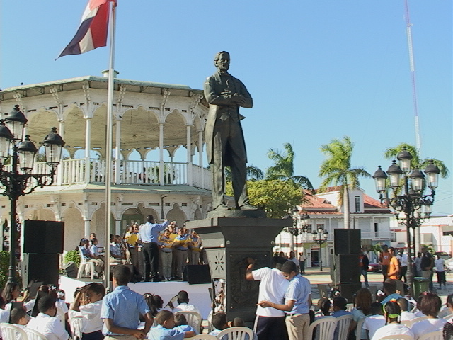 Coros y orquestas escolares rinden homenaje a Duarte en Plaza Independencia