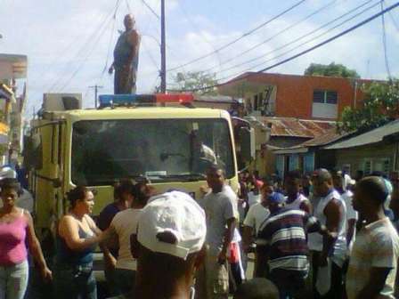 Incendio consume ajuares vivienda en Los Callejones