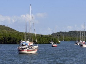 Joven resulta herido por desaprensivos que saquearon una embarcación en la Bahía de Luperón
