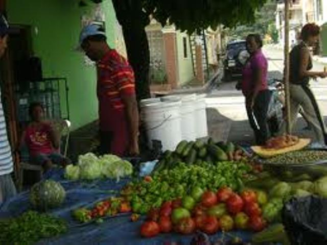 Comerciantes reclaman construcción de mercado y denuncian bajas en sus ventas
