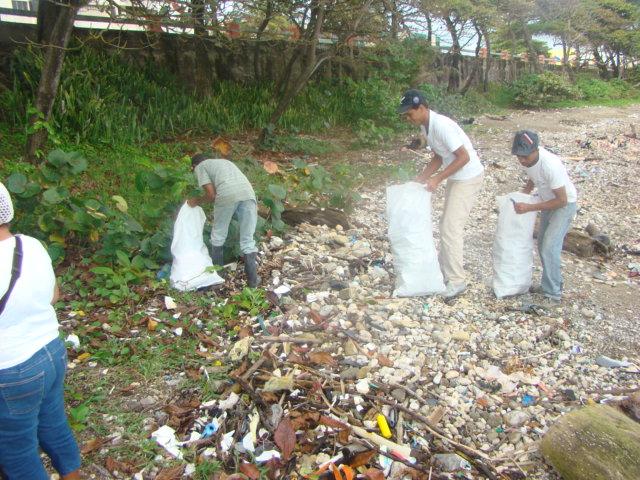 Realizan jornada mensual de limpieza de playa en Puerto Plata 