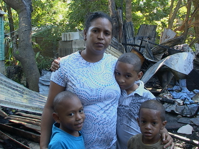 Incendio reduce a cenizas vivienda en sector Los Limones