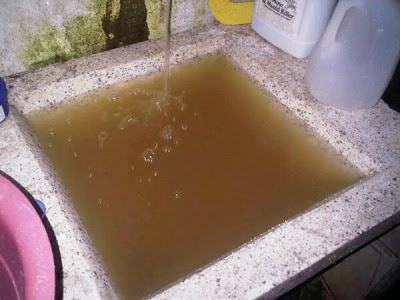 Residentes en el barrio Haití denuncian problema en sistema sanitario está inundando viviendas