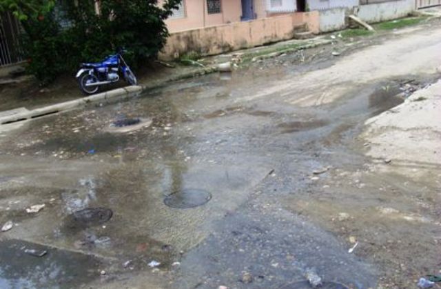 Aguas contaminadas inundan calles sector Los Olivas