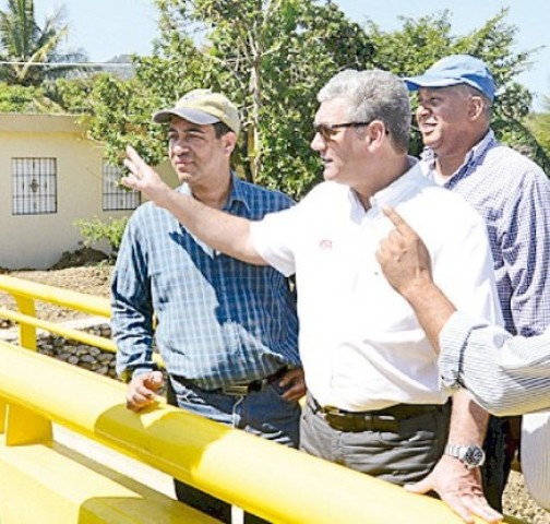 Ministro de Obras Pública inaugura puente y firma acuerdo con alcaldes PP sobre bacheo y asfaltado