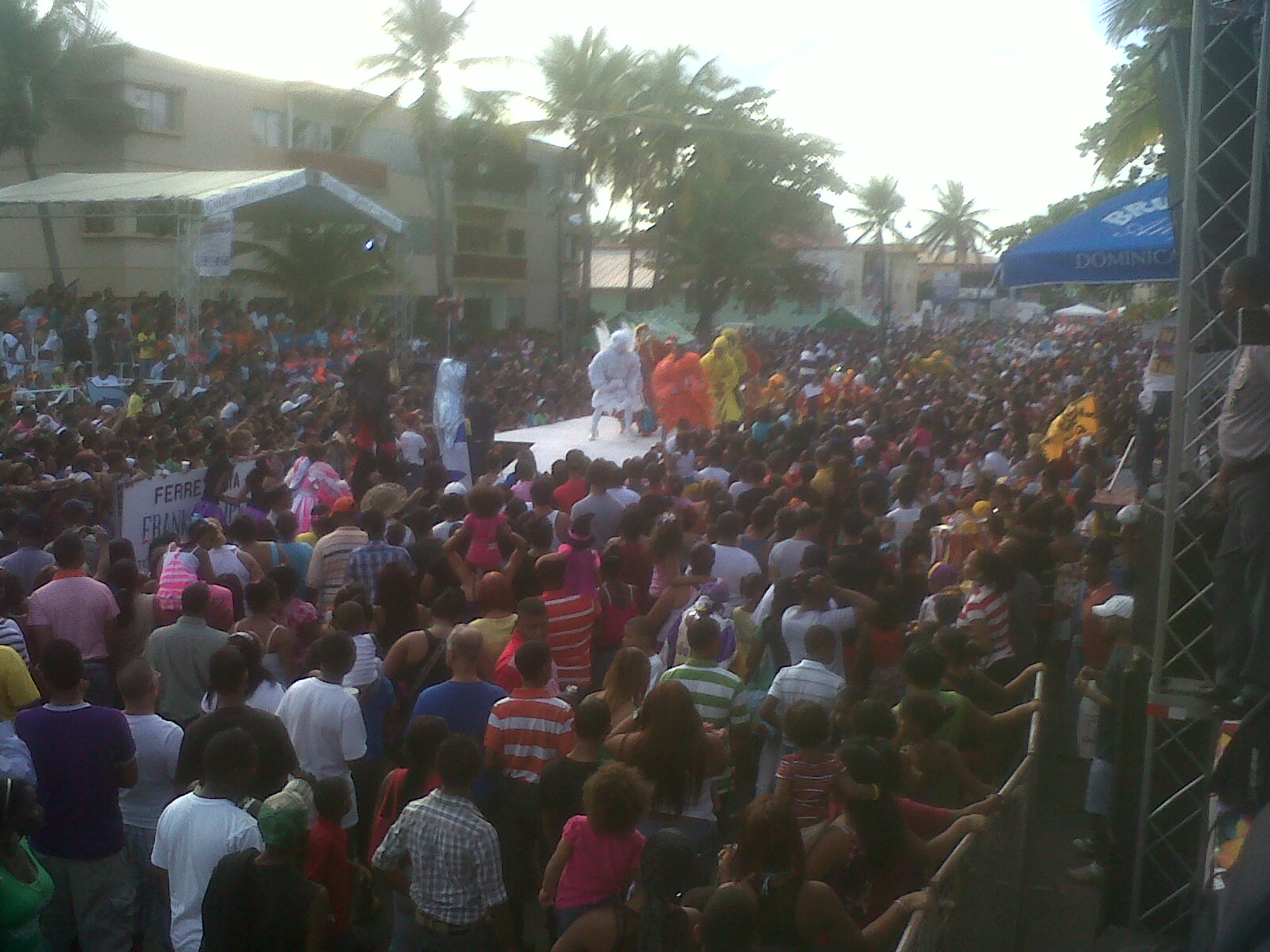 Creatividad y colorido llenan malecón PP en carnaval 2013