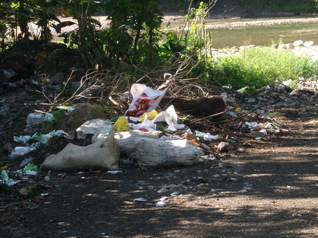 Denuncian improvisan vertedero frente a cementerio  Imbert