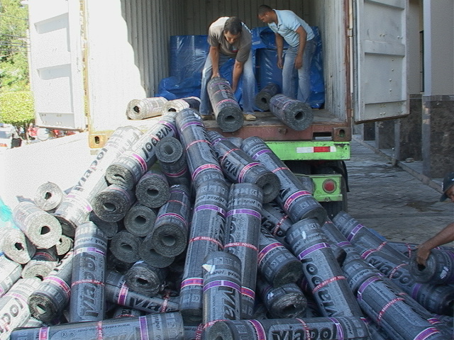 Llegan materiales para sellar filtraciones en techo palacio de justicia local