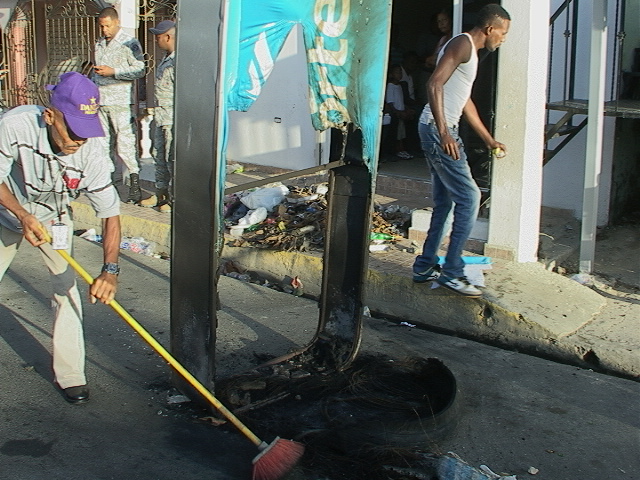 Realizan candentes protestas en La Viara y Playa Oeste por extensos apagones