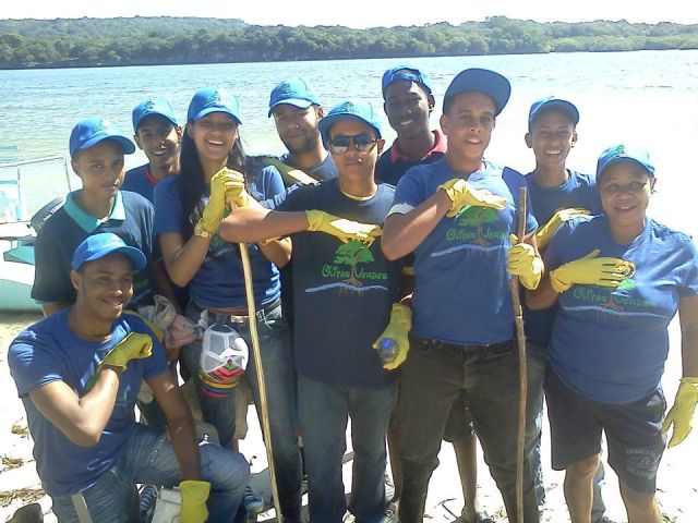 Medio Ambiente y otras instituciones realizan jornada de limpieza en bahía de Luperón
