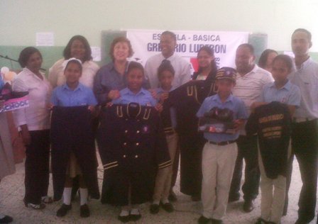 Gobernadora entrega uniformes y calzados a banda musical de Escuela Gregorio Luperón