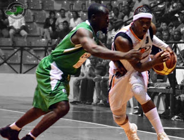 Huracanes superan a Cocolos de SPM con excelente ofensiva de Kelvin (El Pollito) Peña