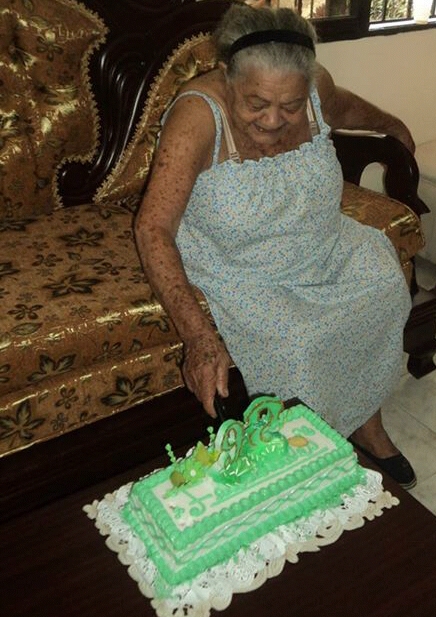 Dama puertoplateña celebra su cumpleaños 92 rodeada del cariño de sus familiares