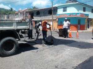 Disponen bacheo de grietas en el pavimento causadas por averías del acueducto