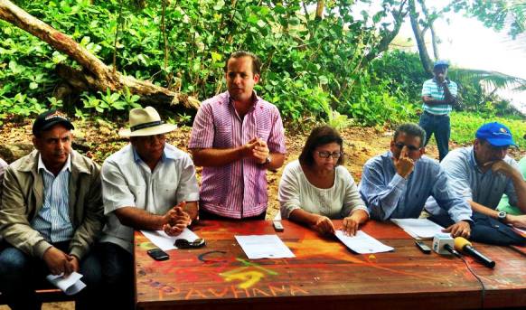 Comisión de Diputados realiza descenso en la playa El Encuentro de Cabarete