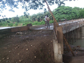 Esfuerzo comunitario construye puente que comunica a la Piragua y Angostura en Imbert