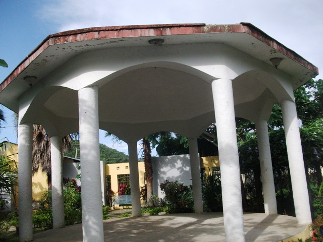 Deploran condiciones de abandono parque central de Guananico