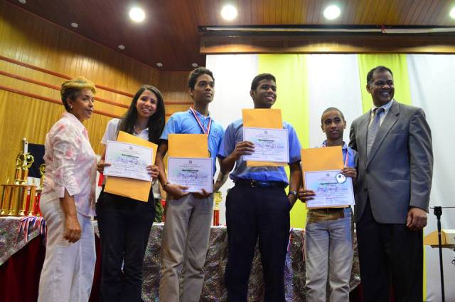Reconocen estudiantes meritorios del Distrito Educativo 11-02 de PP