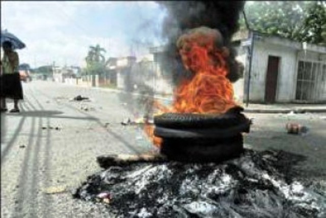 Realizan violentas protestas por malas condiciones carretera Imbert-Guananico