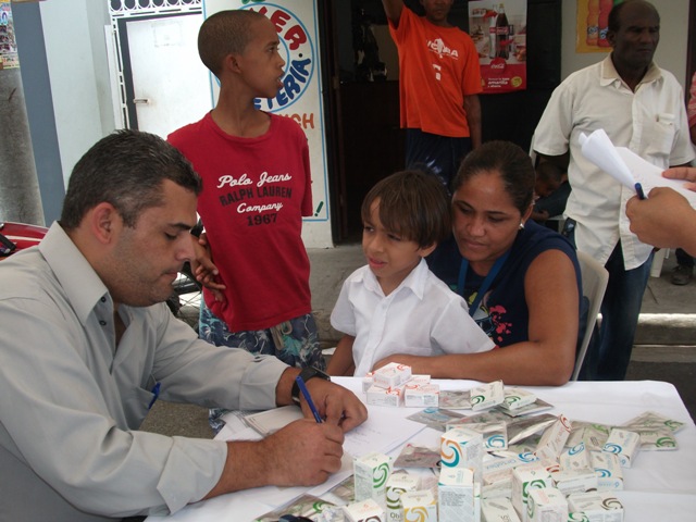 Fundación realiza operativo médico benéfico a familias pobres de Imbert