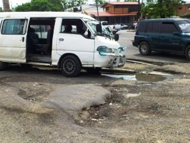 Hoyos y grietas afectan transito en la avenida José Eugenio Kunhardt de PP