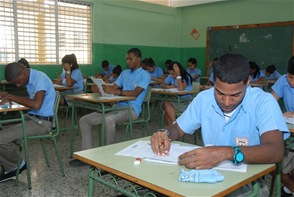 Se registra masiva concurrencia de estudiantes a recibir Pruebas Nacionales en PP
