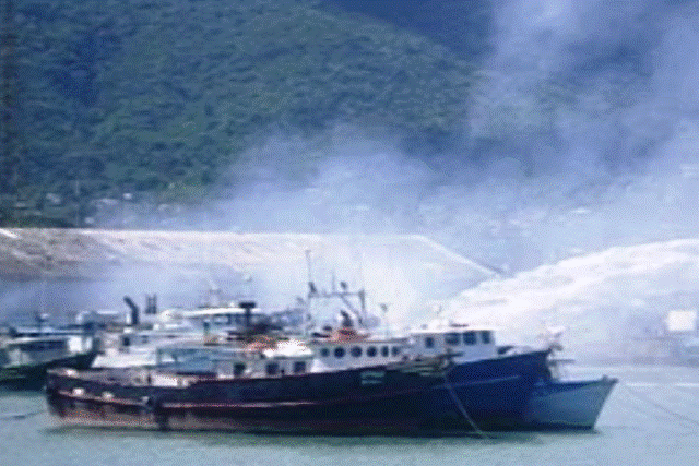 Se incendia embarcación pesquera en el muelle de PP; bomberos sofocan llamas