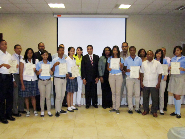 Autoridades de Educación y oficina senatorial reconocen estudiantes meritorios