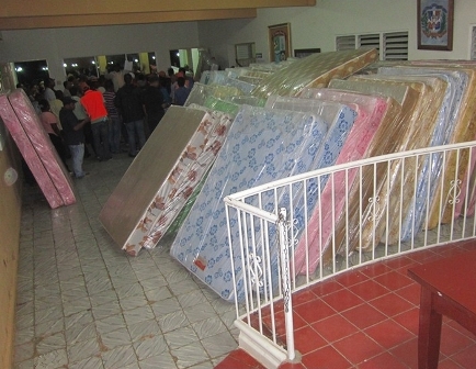 Comerciante exige pago a funcionarios por deuda contraída para auxiliar damnificados