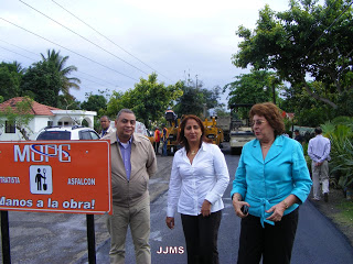 Viceministros de Obras Públicas y gobernadora de PP supervisan asfaltado carretera