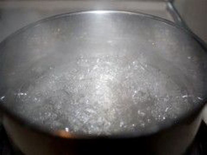 Hombre en estado grave tras ser quemado por su mujer con una olla de agua hirviendo 