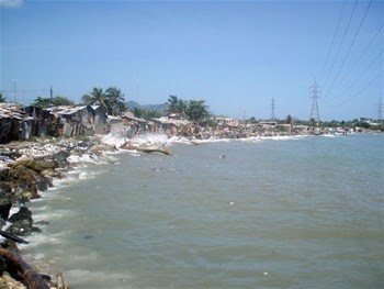 Fuertes oleajes inundan decenas de viviendas en Playa Oeste