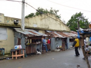 Denuncian mercado improvisado crea tremendo caos e insalubridad en Imbert