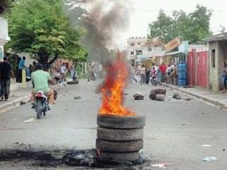 Protestan en Imbert exigiendo arreglo de calles, luz y agua potable