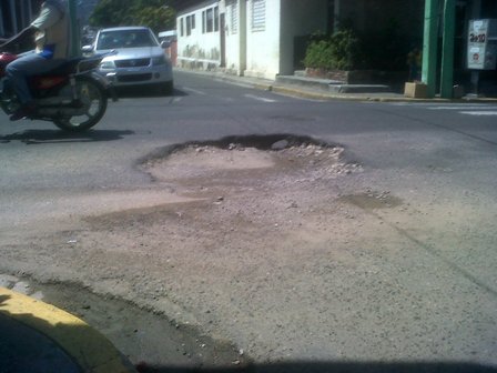 Solicitan bacheo de un peligroso hoyo en la calle Beller