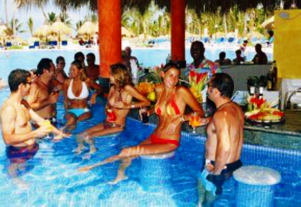 A pesar de la lluvia, hoteles de PP están llenos de vacacionistas que disfrutan asueto de Semana Santa