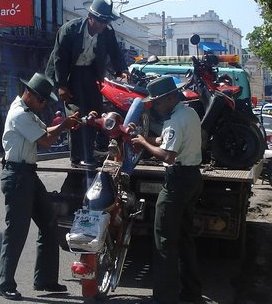 AMET retienen vehículos y motocicletas; PN arresta a dos extranjeros por escándalo en la vía pública
