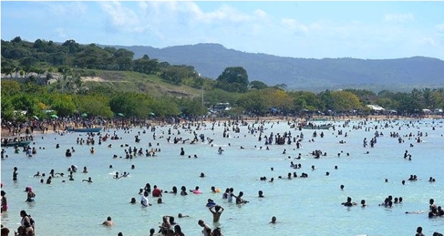 Playas de PP con mayor asistencia de bañistas luego de que pausara la lluvia y el frio