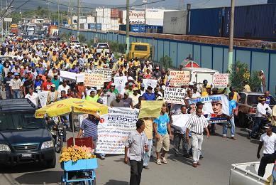 Obreros marchan en PP al conmemorarse el Día Internacional del Trabajo