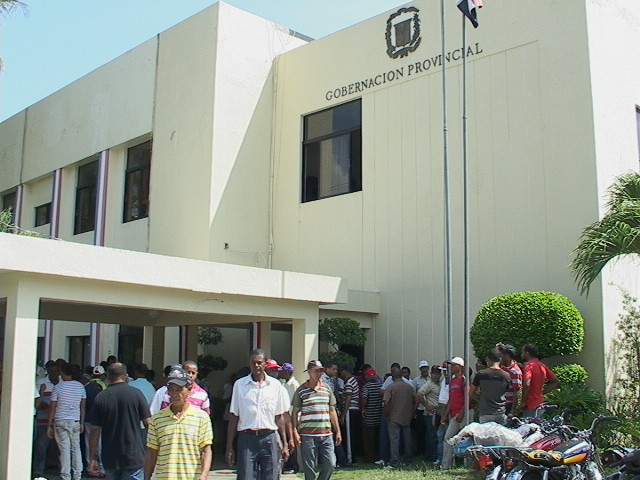 Protestan dirigentes y militantes del PLD en PP; exigen pago de trabajos realizados