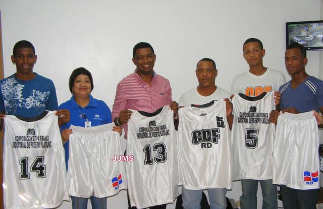 Zona Franca PP dona uniformes al Club Fantástico para Torneo de Baloncesto en Puerto Rico