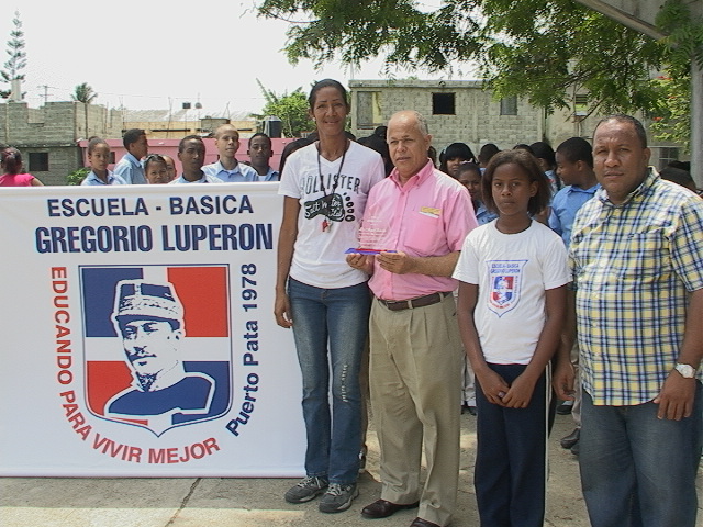 Inician torneo de béisbol en escuela Gregorio Luperón dedicado al profesor Bobadilla
