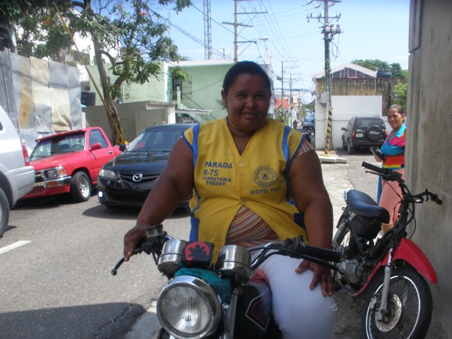 Mujer motoconchista solicita ayuda para costear estudios de sus hijas