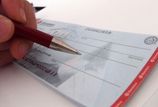 Apresan joven en sucursal bancaria cuando intentó cambiar cheque falso
