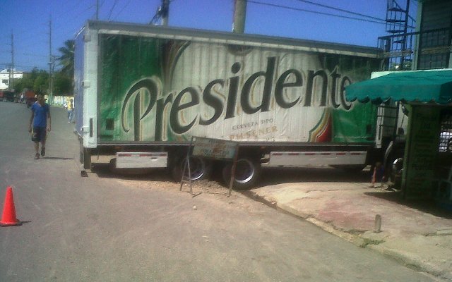 Camión cervecero se hunde en un hoyo abierto por CORAAPPLATA en La Viara