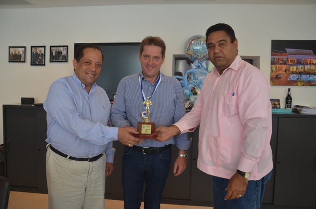 Premian a ejecutivo de Lifestyle por auspiciar acción social del año en PP