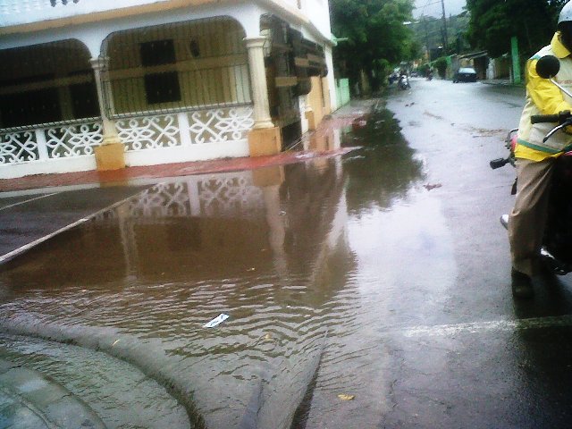 Chubasco causa inundación en calles parte baja de Puerto Plata