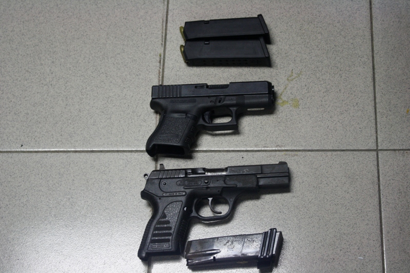 Retienen dos pistolas a un nacional extranjero en Torre Alta por realizar disparos