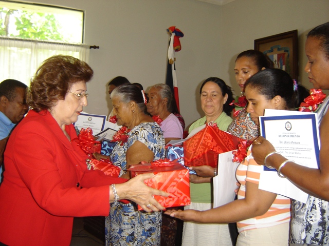 Gobernación de PP reconoce y premia a 75 madres meritorias de toda la provincia