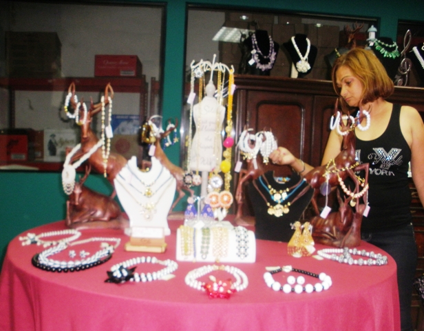 Exhiben accesorios y alhajas para las madres modernas y vanguardista 